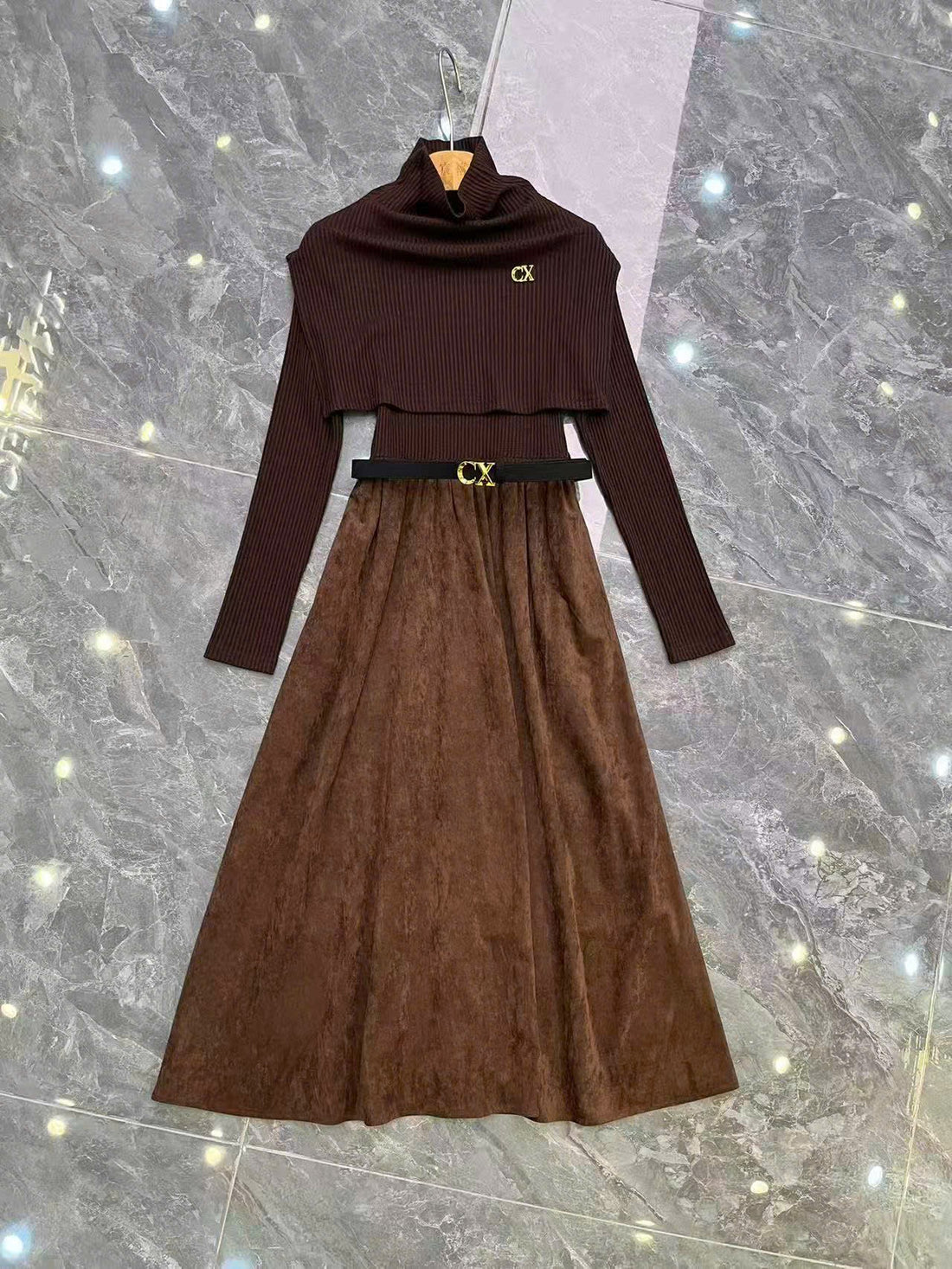 Long dress with detachable collar