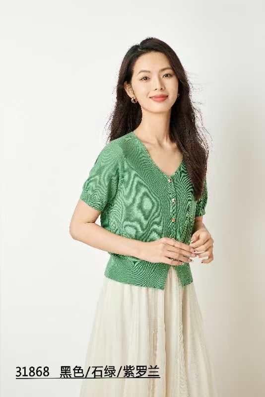 V neck mongtoghi shirt